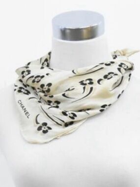 CHANEL 🖤 Black & Cream Silk Floral CC Motif Scarf -EUC